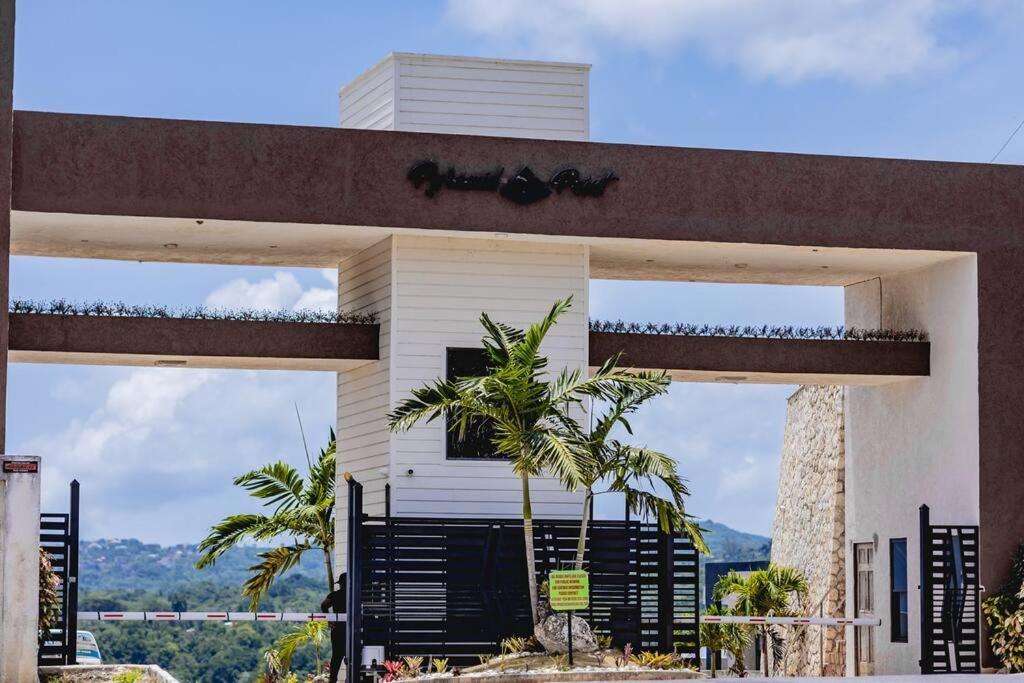Pyramid Point Manor Villa Ocho Rios Exterior photo